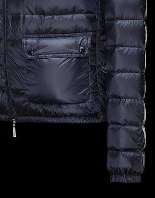 moncler piros kabát